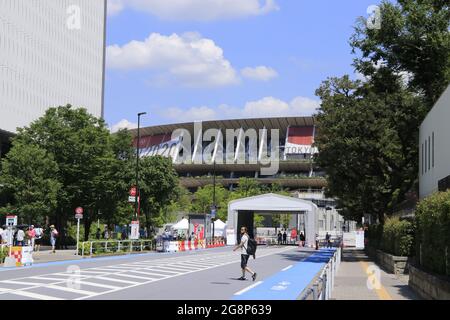 Der Verkehr wird rund um das Nationalstadion, dem Hauptort der Olympischen Spiele 2020 in Tokio, gesteuert. Stockfoto