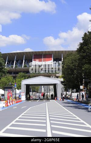 Der Verkehr wird rund um das Nationalstadion, dem Hauptort der Olympischen Spiele 2020 in Tokio, gesteuert. Stockfoto