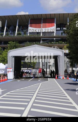 Der Verkehr wird rund um das Nationalstadion, dem Hauptort der Olympischen Spiele 2020 in Tokio, gesteuert. Stockfoto