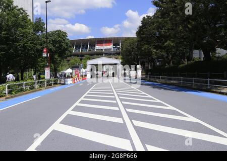 Der Verkehr wird rund um das Nationalstadion, dem Hauptort der Olympischen Spiele 2020 in Tokio, gesteuert. Stockfoto