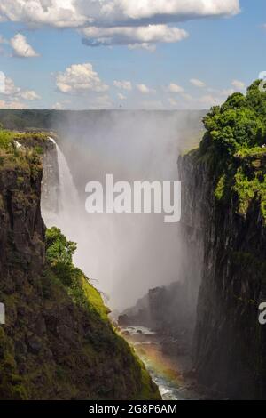 Der berühmte Wasserfall Victoria Falls alias Mosi-OA-Tunya („Smoke That Thunders“), Blick von der Seite Zimbabwes. Stockfoto