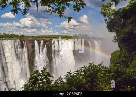 Der berühmte Victoria Falls alias Mosi-OA-Tunya Wasserfall, Blick von der Zimbabwe Seite. Stockfoto