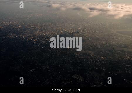 Bangkok Stadt Vogelperspektive aus einem Flugzeug aufgenommen, dass Flug in einem Morgen mit wärmenden Farbe des Sonnenaufgangs und etwas Schatten von Wolken Foto kann einige n hatte Stockfoto