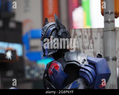 Ein Mann in der Nähe des Times Square, der sich als Optimus Prime verkleidet hat. Stockfoto