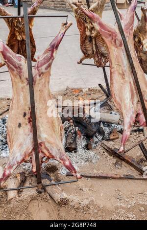 Traditionelles Asado - Grill eines Lammes. Plaza Independecia in Mendoza, Argentinien. Stockfoto