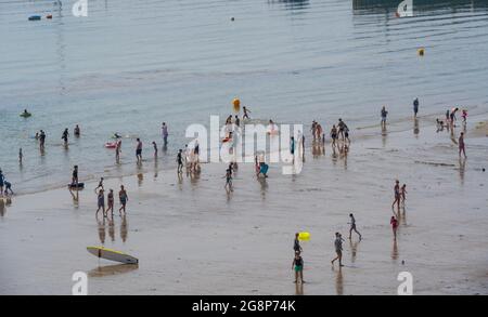 Lyme Regis, Dorset, Großbritannien. Juli 2021. Wetter in Großbritannien: Urlauber, Strandbesucher und Sonnenanbeter genießen am Strand des Badeortes Lyme Regis die heiße Sonne, während die Temperaturen in der Hitzewelle weiter steigen. Die Met Office Amber-Warnung „Extreme Heat“ bleibt an ihrem Platz, während die Menschenmassen an die schwelenden Strände der Südküste strömen, um sich in der glühenden Sonne und dem klaren blauen Himmel zu sonnen. Kredit: Celia McMahon/Alamy Live Nachrichten Stockfoto