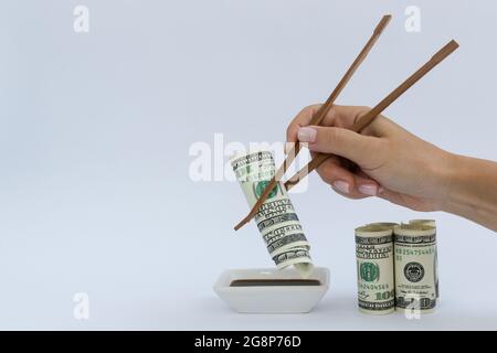 Sushi aus amerikanischen Dollars. Gerollte Dollar. Stockfoto