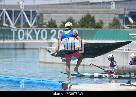 Tokio, Japan. Juli 2021. General, Randmoriv, Kanufahrer trägt sein Boot zum Start, trainiert Kanuslalom, Kanuslalom, Wildwasser am 07/22/2021, Kasai Kanuslalom Center. Olympische Sommerspiele 2020, ab 23.07. - 08.08.2021 in Tokio/Japan. Kredit: dpa/Alamy Live Nachrichten Stockfoto