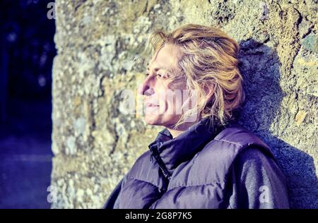 Porträt einer jungen reifen kaukasischen Frau, die in einer Fassade steht. Navarra, Spanien, Europa. Stockfoto