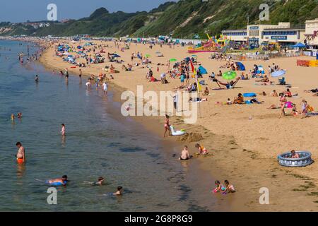 Bournemouth, Dorset, Großbritannien. Juli 2021. Britisches Wetter: Ein weiterer heißer, sonniger und feuchter Tag an den Stränden von Bournemouth, während die Hitzewelle anhält und Sonnenanbeter an die Küste gehen, um die Sonne zu genießen. Quelle: Carolyn Jenkins/Alamy Live News Stockfoto