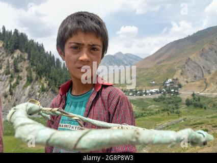 Bandipora, Indien. Juli 2021. Ein Junge posiert für ein Bild in Tulail, Gurez.Gurez liegt entlang der LOC (Line of Control) im nördlichen Teil Kaschmirs. Die Menschen in Gurez sind die Dard-Shins mit ihren Vorfahren, die in Gilgit in Pakistan leben. Die Eigenschaften und die Kleidung des Dard sind ähnlich wie die Kashmiris. Kredit: SOPA Images Limited/Alamy Live Nachrichten Stockfoto