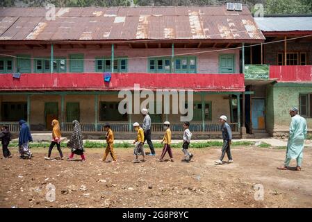 Bandipora, Indien. Juli 2021. Die Schüler gehen in den Räumlichkeiten ihrer Schule in Dawar, Gurez.Gurez liegt entlang der LOC (Line of Control) im nördlichen Teil von Kaschmir. Die Menschen in Gurez sind die Dard-Shins mit ihren Vorfahren, die in Gilgit in Pakistan leben. Die Eigenschaften und die Kleidung des Dard sind ähnlich wie die Kashmiris. Kredit: SOPA Images Limited/Alamy Live Nachrichten Stockfoto