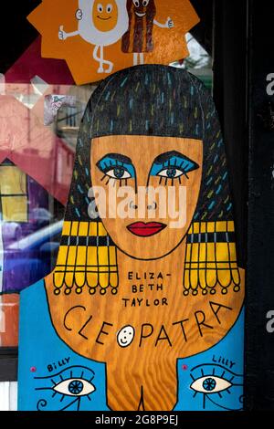 Ein farbenfrohes Gemälde von Elizabeth Taylor als Cleopatra vor Comfortland, einem Restaurant, das auch Eis in Astoria, Queens, New York verkauft. Stockfoto
