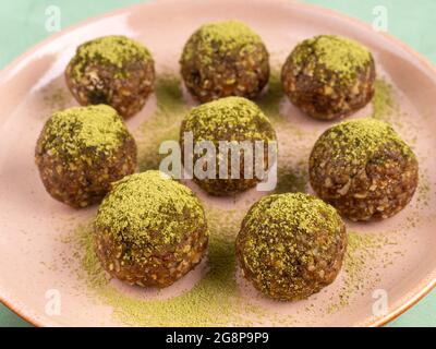 Matcha-Tee-Energiekugeln mit Nussbutter und getrockneten Früchten Stockfoto