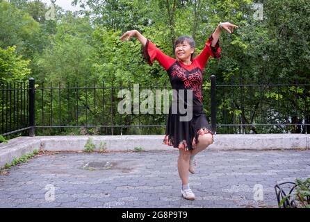 Posierte Foto einer sehr anmutigen chinesisch-amerikanischen Tänzerin. Im Kissena Park in Flushing, Queens, New York City. Stockfoto