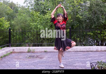 Posierte Foto einer sehr anmutigen chinesisch-amerikanischen Tänzerin. Im Kissena Park in Flushing, Queens, New York City. Stockfoto