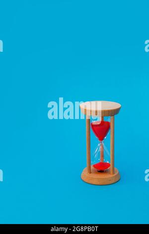 sanduhr auf blauem Hintergrund Stockfoto