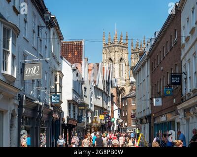 Geschäftigen Sommertag auf Petergate mit dem Münster hinter in York Yorkshire England Stockfoto