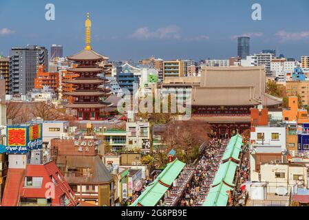 Blick auf Senso-ji und Nakamise Street voller Menschen in Asakusa Stockfoto