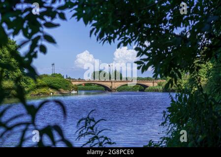 Die Kingsway Bridge über den Fluss Mersey an der Paddington Bank in Warrington, Stockfoto