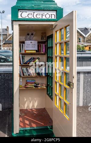 Clonakilty, West Cork, Irland. Juli 2021. Eine alte Telefonbox in der Kent Street in Clonakilty wurde in eine Initiative „Take a Book, Leave a Book“ umgewandelt. Quelle: AG News/Alamy Live News Stockfoto