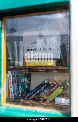 Clonakilty, West Cork, Irland. Juli 2021. Eine alte Telefonbox in der Kent Street in Clonakilty wurde in eine Initiative „Take a Book, Leave a Book“ umgewandelt. Quelle: AG News/Alamy Live News Stockfoto