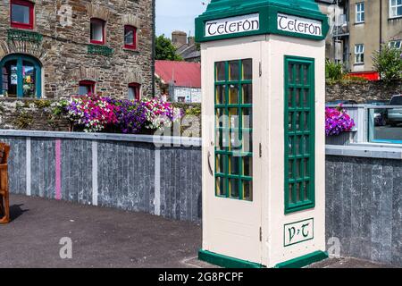 Clonakilty, West Cork, Irland. Juli 2021. Eine alte Telefonbox in der Kent Street in Clonakilty wurde in eine Initiative „Take a Book, Leave a Book“ umgewandelt. Quelle: AG News/Alamy Live News Stockfoto