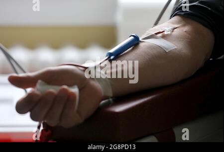 Rostock, Deutschland. Juli 2021. Daniel Reuter, Direktor der Abteilung für Anästhesie und Intensivmedizin am Universitätsklinikum, spendet Blut am Blutkreislauf von Unimedicine. Die Aktion ist Teil eines Appells der Institution, die um Blutspenden bittet. Aufgrund eines akuten Mangels an Blutspenden müssen die Operationen jeden Tag verschoben werden; die Corona-Krise hat den für einen Sommer normalen Blutmangel auf das Maximum verschärft. Quelle: Bernd Wüstneck/dpa-Zentralbild/ZB/dpa/Alamy Live News Stockfoto
