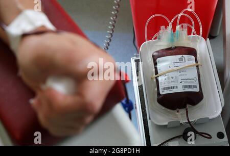 Rostock, Deutschland. Juli 2021. Christian Schmidt, Vorsitzender des Vorstands des Universitätsklinikums, spendet Blut am Unimedizin-Blutantrieb. Die Aktion ist Teil eines Appells der Institution, die um Blutspenden bittet. Aufgrund eines akuten Mangels an Blutspenden müssen die Operationen jeden Tag verschoben werden; die Corona-Krise hat den für einen Sommer normalen Blutmangel auf das Maximum verschärft. Quelle: Bernd Wüstneck/dpa-Zentralbild/ZB/dpa/Alamy Live News Stockfoto