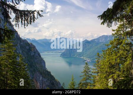 Traunsee mit alpenberg und Stadt Traunkirchen vom kleinen Schonberg. Österreich-Landschaft. Oberösterreich, Österreich Stockfoto