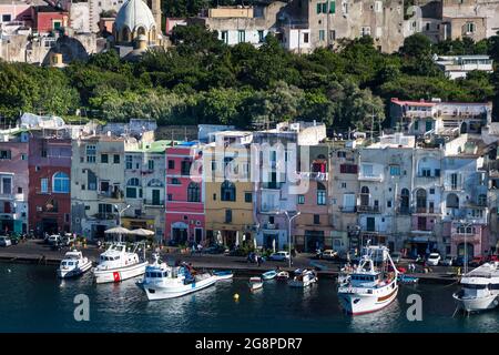 Luftaufnahme, Marina Di Corricella, Borgo dei Pescatori, Fischerdorf, Insel Procida, Kampanien, Italien, Europa Stockfoto