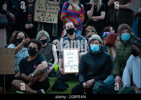 Bristol, Großbritannien. März 2021. Der vierte Protest von Bristol gegen das Polizei- und Verbrechensgesetz findet im College Green im Zentrum der südwestlichen Stadt statt. Etwa 500 Demonstranten sind bisher zu Wort gekommen und haben sich Reden angehört, während die Polizei ein niedriges Profil zeigt. Stockfoto