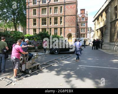 Film Crew bei der Arbeit am Einsatzort Einstellung eines Tracking Shot. Stockfoto