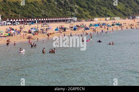 Bournemouth, Dorset, Großbritannien. Juli 2021. Britisches Wetter: Ein weiterer heißer, sonniger und feuchter Tag an den Stränden von Bournemouth, während die Hitzewelle anhält und Sonnenanbeter an die Küste gehen, um die Sonne zu genießen. Quelle: Carolyn Jenkins/Alamy Live News Stockfoto