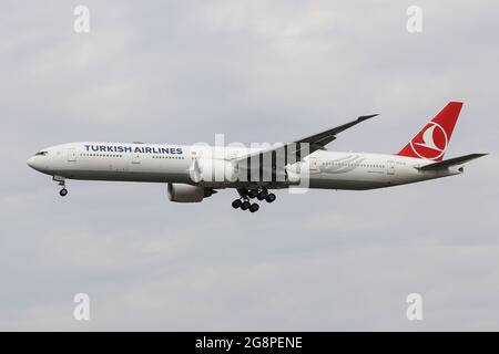 Eine Boeing 777 von Turkish Airlines kommt am Flughafen London Heathrow an Stockfoto