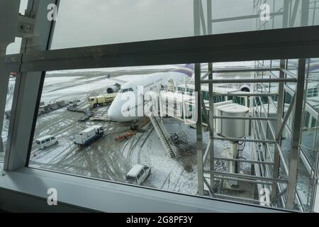 New Chitose, Hokkaido, Japan-December 28, 2017 : Bildansicht vom Flugzeug Thai Airways Boeing 777-300ER im New Chitose Airport sind startbereit Stockfoto