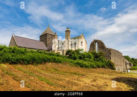 Die Pfarrkirche Penmon und die Ruinen von St. Seriol's, Anglesey, Nordwales Stockfoto