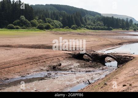 Llwyn Onn Reservoir, Merthyr Tydfil, South Wales, Großbritannien. 22. Juli 2021. Britisches Wetter: Der Wasserstand sinkt an diesem Reservoir weiter, während die Hitzewelle anhält. Quelle: Andrew Bartlett/Alamy Live News.