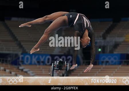 Tokio, Japan. Juli 2021. Die US-Turnerin Simone Biles übt vor dem Beginn der Olympischen Spiele in Tokio, Japan, am Donnerstag, dem 22. Juli 2021, im Ariake Gymnastik Center auf dem Gleichgewichtsstrahl. Foto von Richard Ellis/UPI. Kredit: UPI/Alamy Live Nachrichten Stockfoto