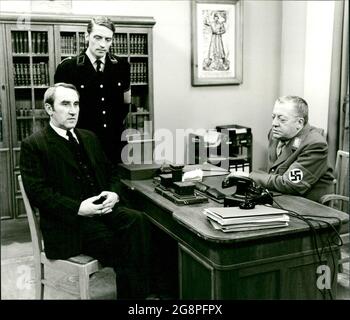 Ein Spitzel berichtet Gauleiter Dr. Meyer und dem V-Mann der Gestapo über die letzte Predigt des Bischofs. Die Abschrift des Stenogramms wird zur Akte Galen gelegt. (Frank Strass, Manfred Reddemann, Josef Dahmen) Stockfoto