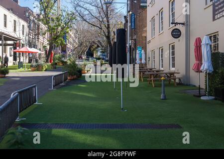 Sydney, Australien. Donnerstag, 22. Juli 2021. Die Gegend The Rocks im zentralen Geschäftsviertel von Sydney ist leer und zeigt Cafés und Restaurants, die mit leeren Tischen und Stühlen geschlossen sind. Der Lockdown in Sydney wird aufgrund neuer Fälle in der Gemeinde fortgesetzt, da sich der Delta-Stamm in die Landstädte von NSW ausbreitet. Quelle: Paul Lovelace/Alamy Live News Stockfoto