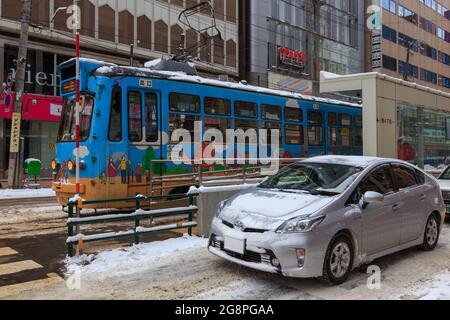 Sapporo, Japan-December 26,2017: Straßenansicht des Sapporo Stadtzentrums während der Wintersaison mit schneebedeckter Straße Stockfoto