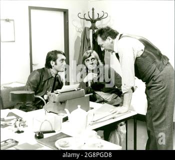 Szenenfoto zur Kriminerie 'Sonderdezernat K1', Folge 'Kassensturz um Mitternacht': Stüben (Hermann Treusch, l.) und Diekmann (Hubert Suschka, r.) nehmen Robert Kettel (Dieter Wilken) in die Zange. Noch versucht er sich auszureden, aber das nützt nichts mehr... Stockfoto