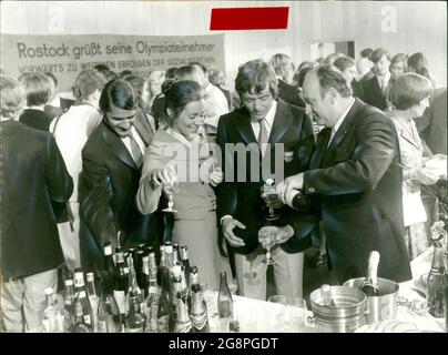 Szenenfoto zum Film 'zum Ruf des Sports': Die Mannschaft der DDR feiert ihre Siege. Für Jürgen Pohl haben jedoch die Funktion eine böse Überraschung bereit. Noch versucht sein Trainer die Gefahr abzuwenden, um Jürgen und seiner Karin den Abend nicht zu verderben. V.r.: Uwe Dallmeier, Roland Astor, Dorothea Kaiser. Stockfoto