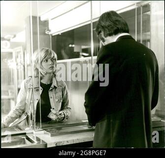 Szenenfoto zur Kriminerie 'Sonderdezernat K1', Folge 'Kassensturz um Mitternacht': In der Schalterhalle einer großen Bank. Rita (Christiane Krüger) wechselt drei 100-Dollar-Noten ein. Noch weiß sie nicht, dass es 'Blüten' sind. Stockfoto