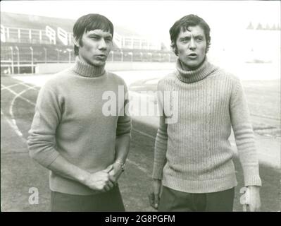 Szenenfoto zum Film 'zum Ruf des Sports': Sie waren im gleichen Sportclub, Jürgen Pohl (Roland Astor, r.) und Jochen Hellberg (Dieter Prochnow). Sie haben zusammen trainiert und sie sind auch privat gute Freunde geworden - bis die Sache in Budapest passierte... Stockfoto