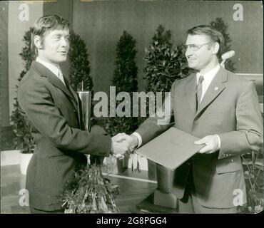 Szenenfoto zum Film 'zum Ruf des Sports': Siegerehrung des erfolgreichsten Sportlers der DDR Jürgen Pohl (Roland Astor). Der Vorsitzende der Sektion Leichtathletik Herbert Schober (Rolf Schimpf) überreicht ihm Urkunde, Pokal und Blumen. Stockfoto