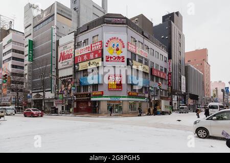 Sapporo, Japan-December 26,2017: Straßenansicht des Sapporo Stadtzentrums während der Wintersaison mit schneebedeckter Straße Stockfoto