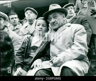 Der Opa mit seinem Enkelkind im Stadion: Rudi spielt. Joseph Hornauf, Michael Offenbach Stockfoto