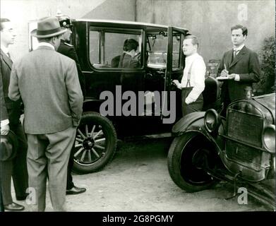 Szenenbild aus dem Film 'Steig ein und stirb': Auf dem Hof des Amtsgerichts in Regensburg demonstriert Tetzner (Peter Drescher), wie er seinen Versicherungsbetrug durchgeführt hat. Stockfoto